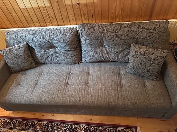 Grå bäddsoffa