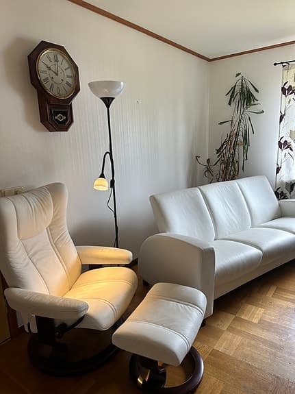 Stressless Vit skinnsoffa och fåtölj med fotpall