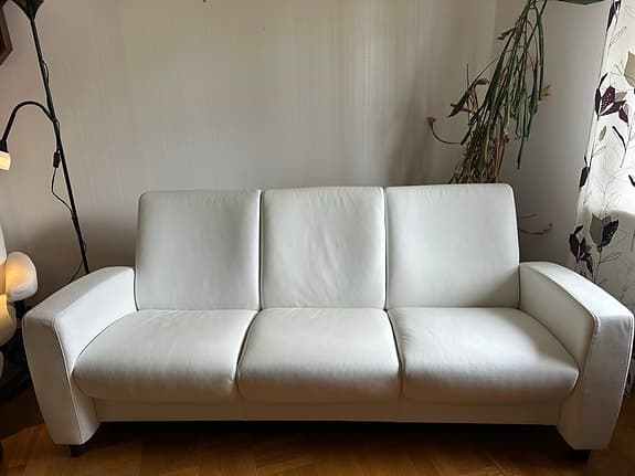 Stressless Vit skinnsoffa och fåtölj med fotpall