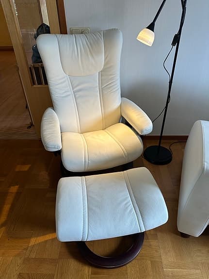 Stressless Vit skinnsoffa och fåtölj med fotpall