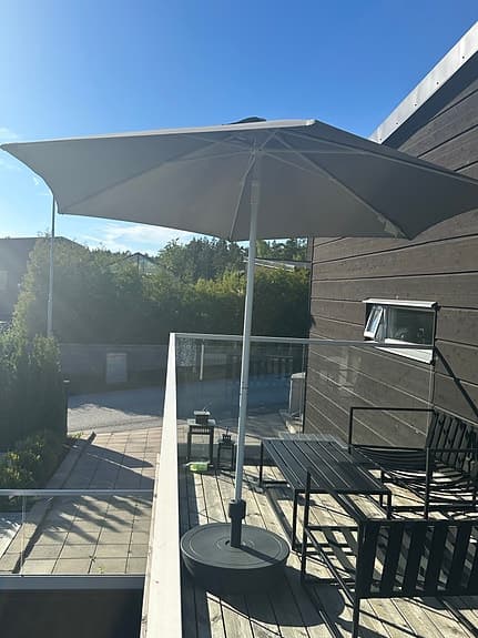 Parasoll med fot grå
