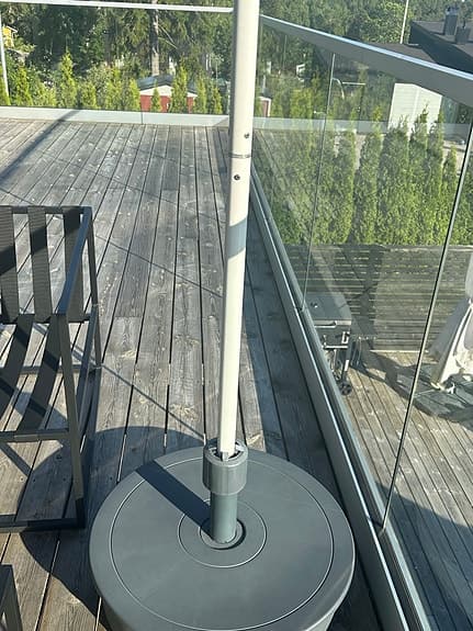 Parasoll med fot grå