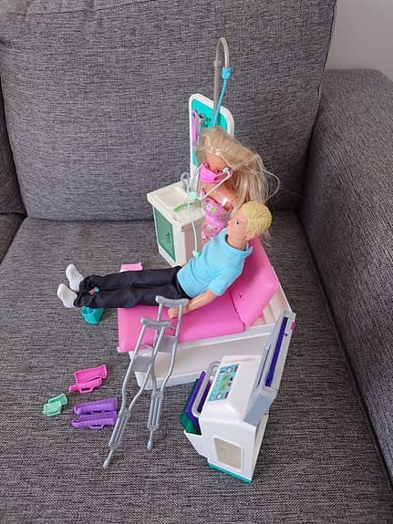 Barbie Doktorsmottagning / Sjukhusset – med 2 dockor och massor av tillbehör