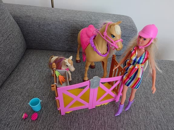 Barbie hästset – 2 hästar, docka och stalltillbehör