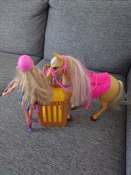 Barbie hästset – 2 hästar, docka och stalltillbehör