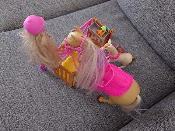 Barbie hästset – 2 hästar, docka och stalltillbehör