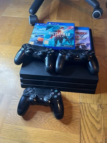 Sony PlayStation 4 spelkonsol med handkontroller och spel