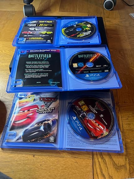 Sony PlayStation 4 spelkonsol med handkontroller och spel