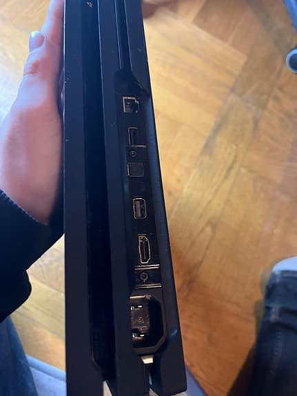 Sony PlayStation 4 spelkonsol med handkontroller och spel