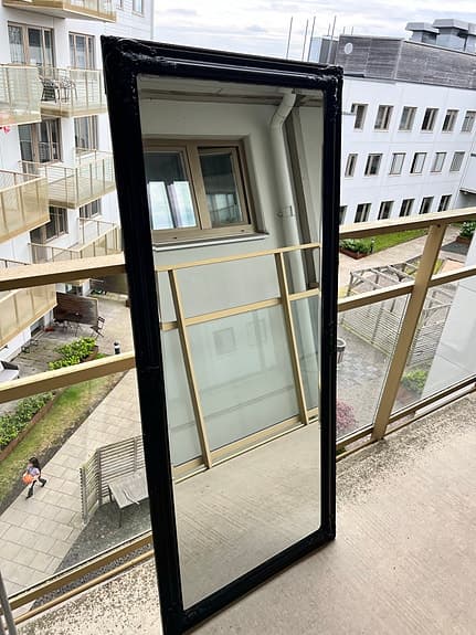 Stor spegel med svart dekorativ ram