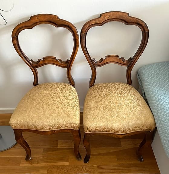 Trästolar med stoppad sits i beige tyg