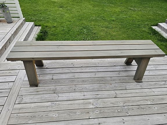 Träbänk utomhus