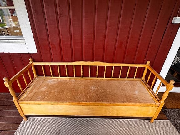 Äldre träsoffa/kökssoffa