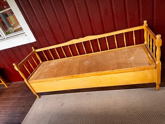 Äldre träsoffa/kökssoffa