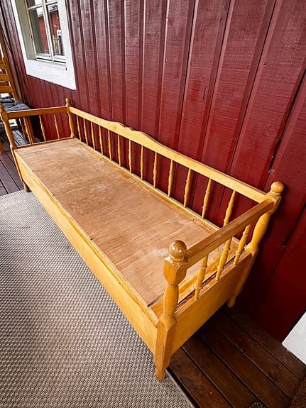 Äldre träsoffa/kökssoffa