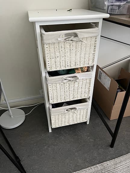 Förvaringsskåp med 3 korgar säljes