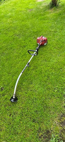 Grästrimmer bensin. 
Funkar felfritt. 
Startar lätt.
meec köptes på jula.