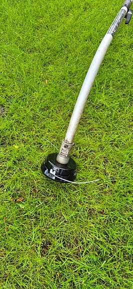 Grästrimmer bensin. 
Funkar felfritt. 
Startar lätt.
meec köptes på jula.