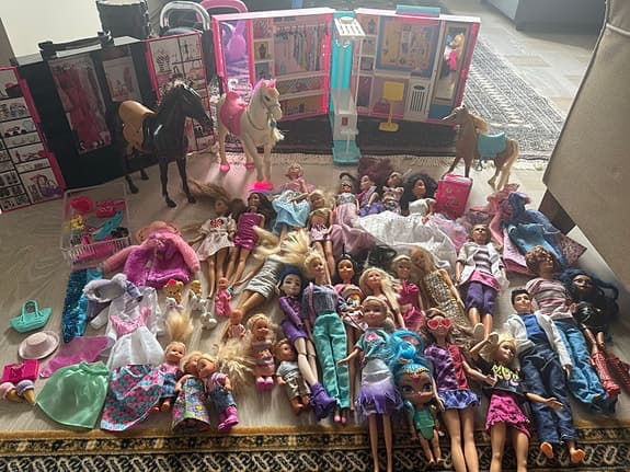 Stort Barbiepaket – Barbie Dream Closet, interaktiv häst, dockor & tillbehör