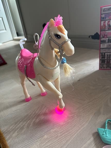 Stort Barbiepaket – Barbie Dream Closet, interaktiv häst, dockor & tillbehör