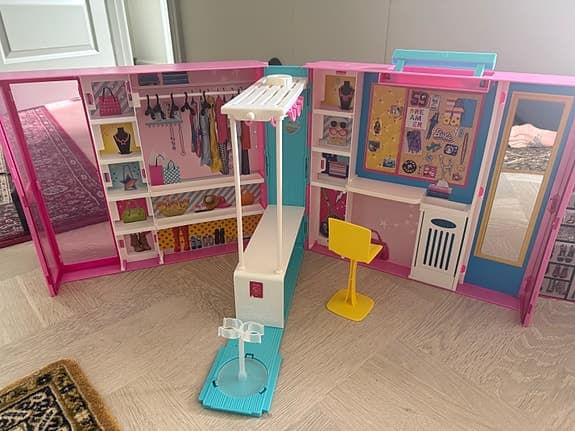 Stort Barbiepaket – Barbie Dream Closet, interaktiv häst, dockor & tillbehör