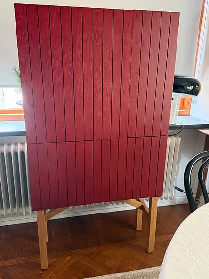 Skåp i Ek och rött