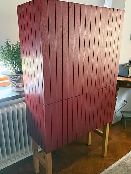 Skåp i Ek och rött