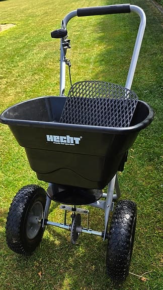 Hecht 229, proffsig 29 liters spridare för gödsel o salt, m.m.  Handtag/reglage.