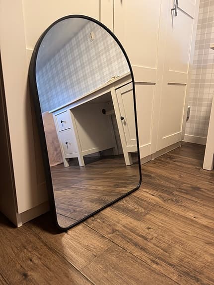 Spegel med svart metallram, oval