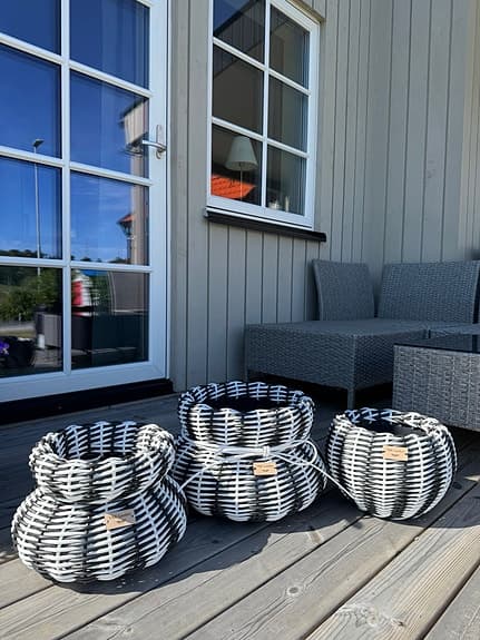 Svartvita flätade krukor/ytterkrukor för uteplats och trädgård