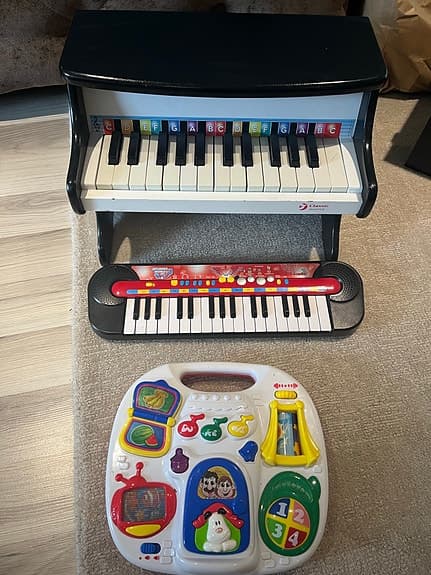 Barnpiano och leksaksklaviatur