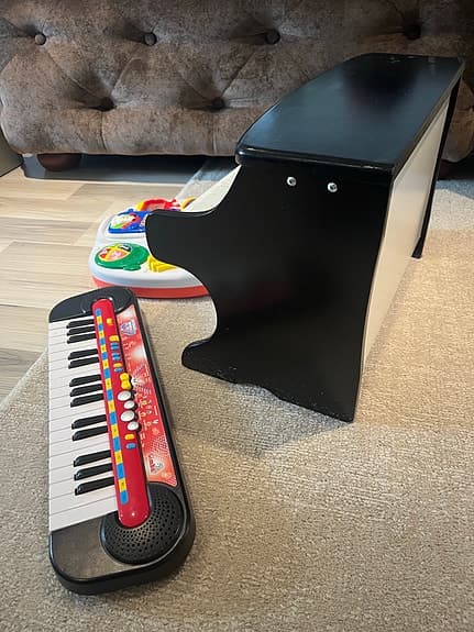 Barnpiano och leksaksklaviatur