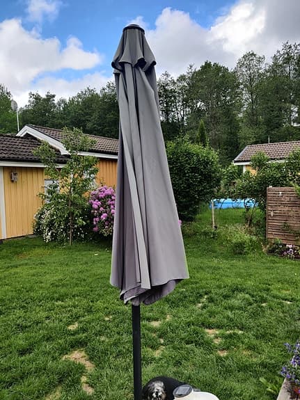 Grått parasoll för trädgård/uteplats