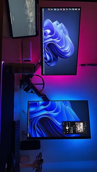 Pc med två skärmar och dubbel monitorarm