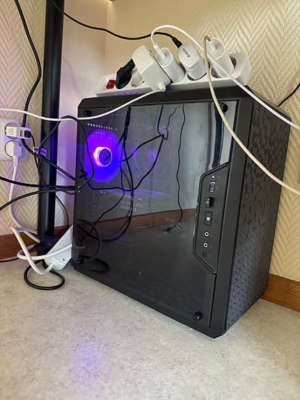 Pc med två skärmar och dubbel monitorarm