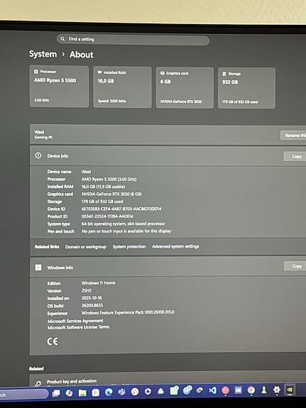 Pc med två skärmar och dubbel monitorarm