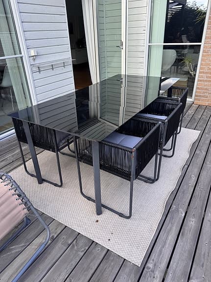 Svart matgrupp för uteplats med bord och stolar