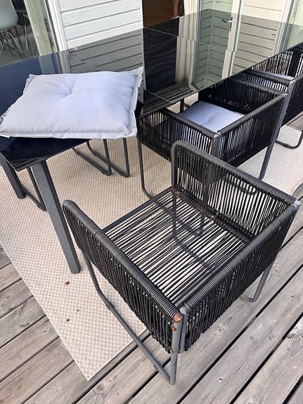 Svart matgrupp för uteplats med bord och stolar