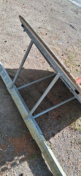 Basketkorg med ställning utomhus