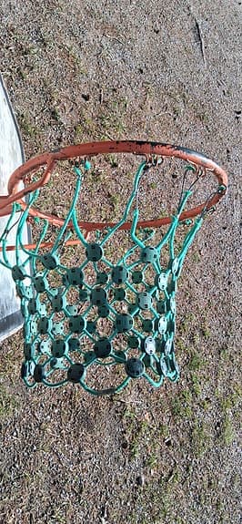 Basketkorg med ställning utomhus