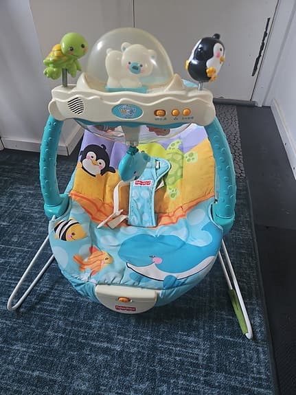 Fisher-Price babysitter med leksaksbåge och musik