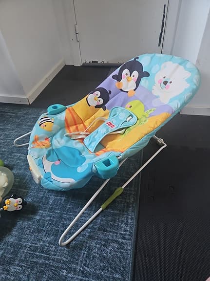 Fisher-Price babysitter med leksaksbåge och musik