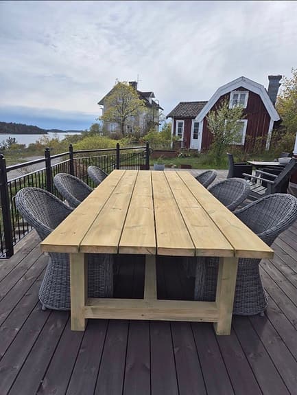 Träbord utomhus