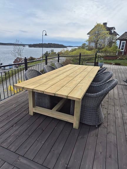 Träbord utomhus