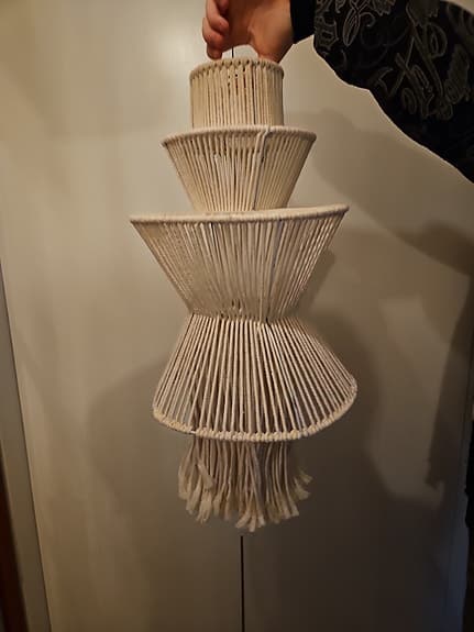Lampskärm i vitt naturmaterial