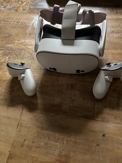 VR-headset med handkontroller spelkonsol