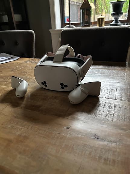 VR-headset med handkontroller spelkonsol
