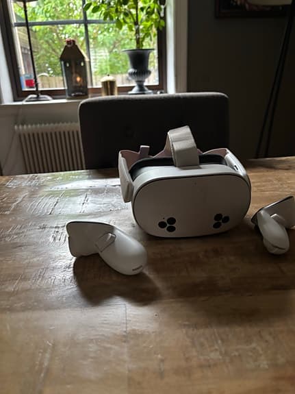 VR-headset med handkontroller spelkonsol