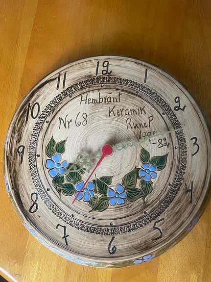 Hembrant Keramik väggklocka Rune P Ekshärad med blommotiv