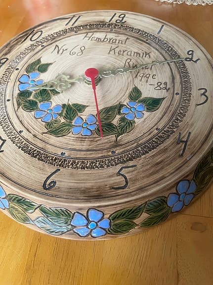 Hembrant Keramik väggklocka Rune P Ekshärad med blommotiv